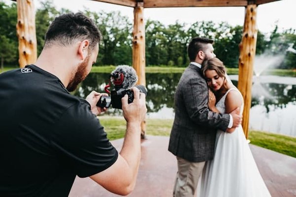 Comment choisir un lecteur de carte mémoire professionnel pour un photographe de mariage?